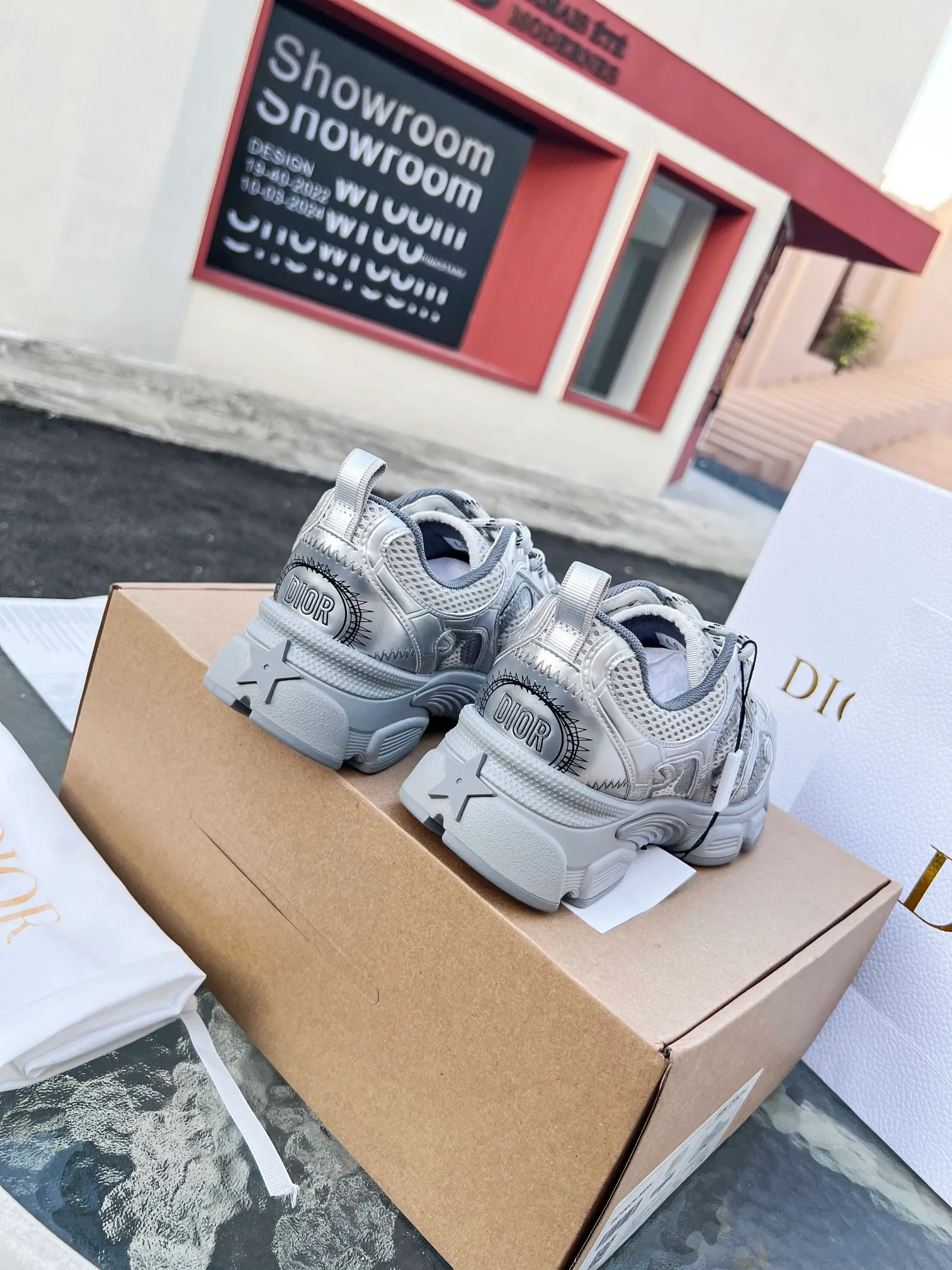 👟👟Ex-factory price 600👟👟 High version couple model🍸 Dior Dior | 2024 ˢˢDilraba, many stars have the same style. L’s 2024 spring and summer new products. The latest popular Chrono series, thick-soled mesh color-blocking running shoes, dad shoes, casual sports shoes series〰 Original purchase, development and production👍🏻This Dior Chrono sneaker is made of white and black mesh fabric with leather effect panels. The CD logo on both sides, the star patch on the tongue and the Dior logo on the heel, many details highlight the style. The two-tone laces, lightweight sole and star embellishment allow for a casual look all year round, complementing a variety of casual or elegant pieces. ♺Upper: Original imported first-layer cowhide + mesh ♺Inner lining: Original customized breathable lining ♺Outsole: Original molded EVA super light and super soft outsole ♺Heel height: 4.5cm ♺Size: Female 35-41 Male 39-45 (Female 40.41 Male 45 customized)